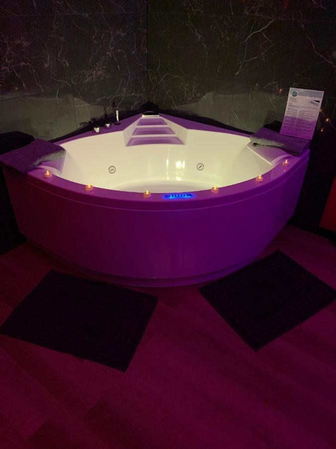 Love Room Avec Jacuzzi Prive Bonnetable Exterior foto